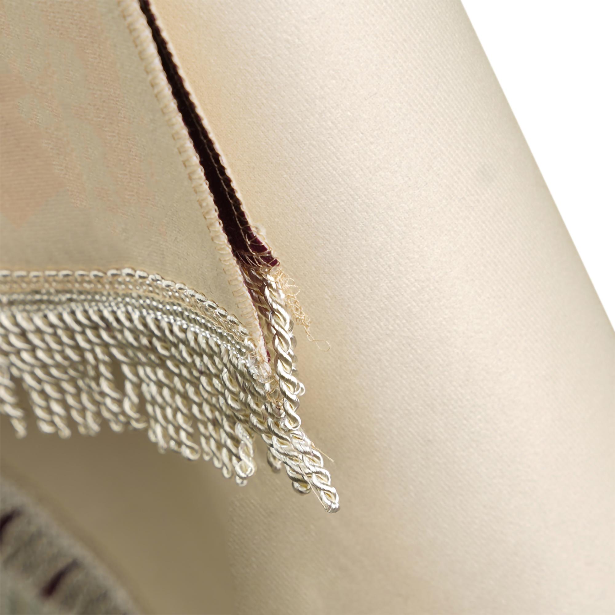 Primo piano di punto satin color crema